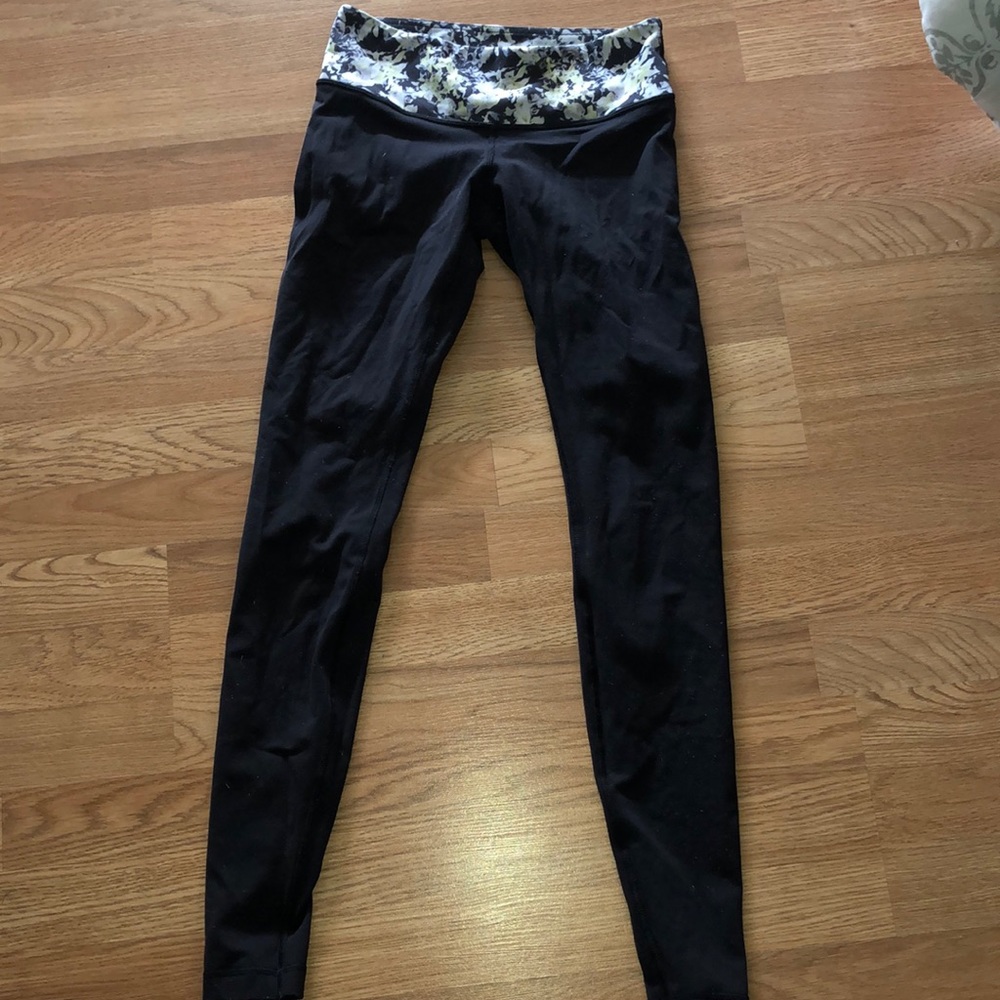 Black lululemon wunder under leggings